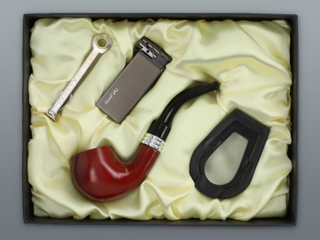 GIFT SET WITH A WOODEN PIPE